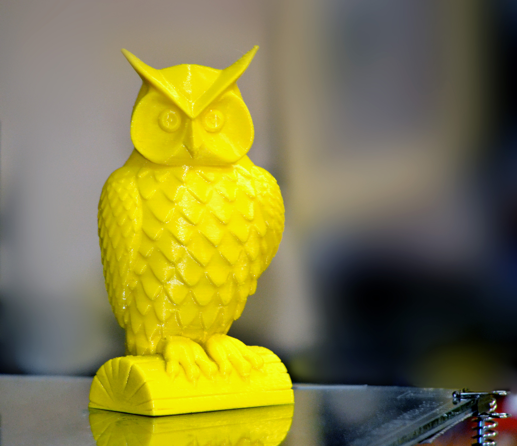 3D打印机打印黄色人物特写